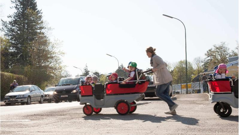 Gefährlich: Kindergruppen aus dem Kinderhaus Obermenzing beim Überqueren der Menzinger Straße. Gefährlich: Kindergruppen aus dem Kinderhaus Obermenzing beim Überqueren der Menzinger Straße.