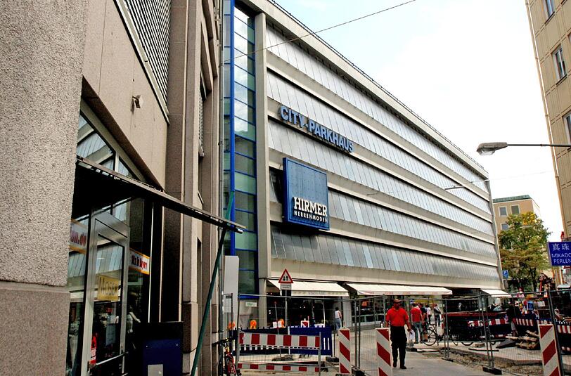 Das Hirmer-Parkhaus in der Innenstadt wird abgerissen.
