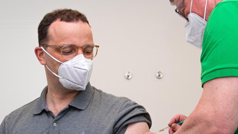Jens Spahn erhält in einer Hausarztpraxis im Münsterland seine Corona-Schutzimpfung.