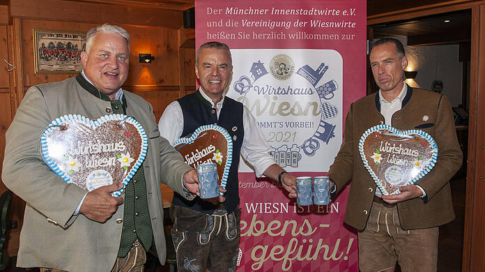 Christian Schottenhamel (v.l.), Gregor Lemke und Peter Inselkammer mit Herzen und Krügerln der Wirtshaus-Wiesn.