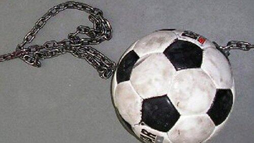 Den Fußball an die Kette gelegt Den Fußball an die Kette gelegt