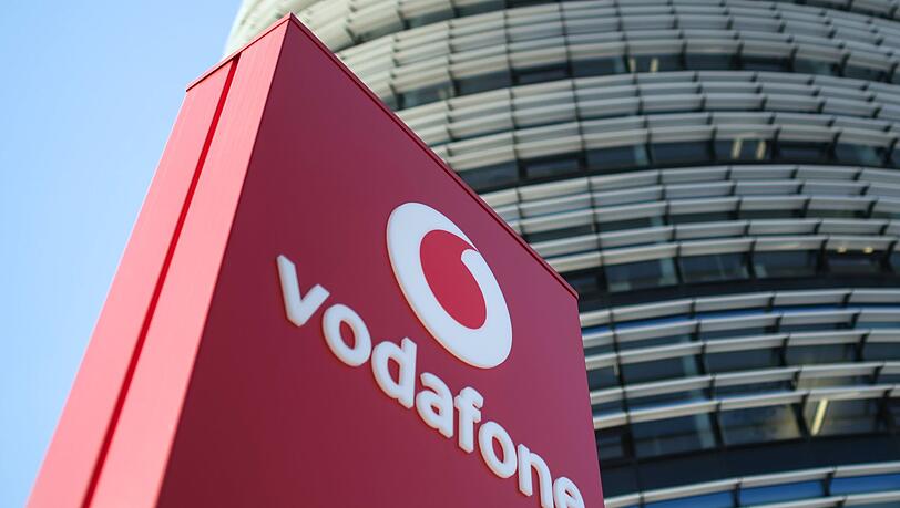 Das Vodafone-Logo steht vor der Vodafone-Deutschland-Zentrale in Düsseldorf.