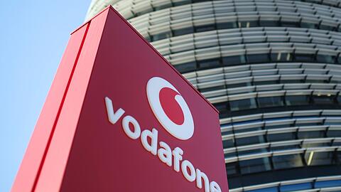 Das Vodafone-Logo steht vor der Vodafone-Deutschland-Zentrale in Düsseldorf.