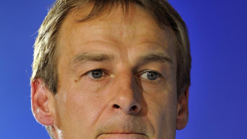 Zunächst hatte Bayern-Trainer Klinsmann auf die Foto-Montage gelassen reagiert. Nun will er die Tageszeitung doch verklagen. Zunächst hatte Bayern-Trainer Klinsmann auf die Foto-Montage gelassen reagiert. Nun will er die Tageszeitung doch verklagen.