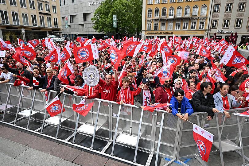 Fans jubeln auf dem Marienplatz. Die Fu&szlig;baller des FC Bayern feiern heute auf dem Rathaus-Balkon mit ihren Fans.