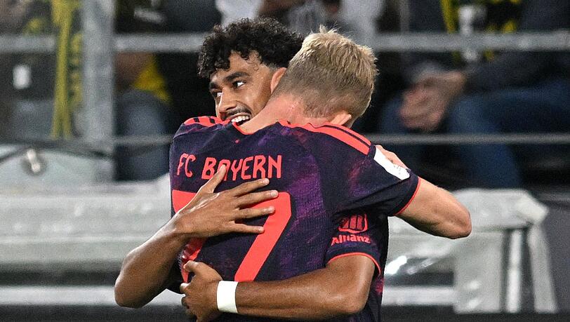 Neuzugang Nathaniel Brown erzielte die Bayern-Führung und wird von Konrad Laimer beglückwünscht. Neuzugang Nathaniel Brown erzielte die Bayern-Führung und wird von Konrad Laimer beglückwünscht.