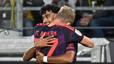 Neuzugang Nathaniel Brown erzielte die Bayern-F&uuml;hrung und wird von Konrad Laimer begl&uuml;ckw&uuml;nscht.