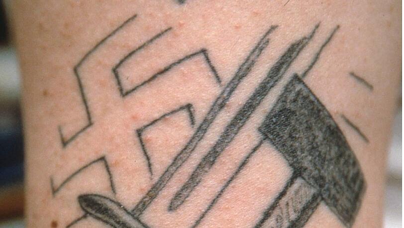 Auch in München zu haben? Eine rechtsradikale Tätowierung – Hakenkreuz inklusive. Auch in München zu haben? Eine rechtsradikale Tätowierung – Hakenkreuz inklusive.