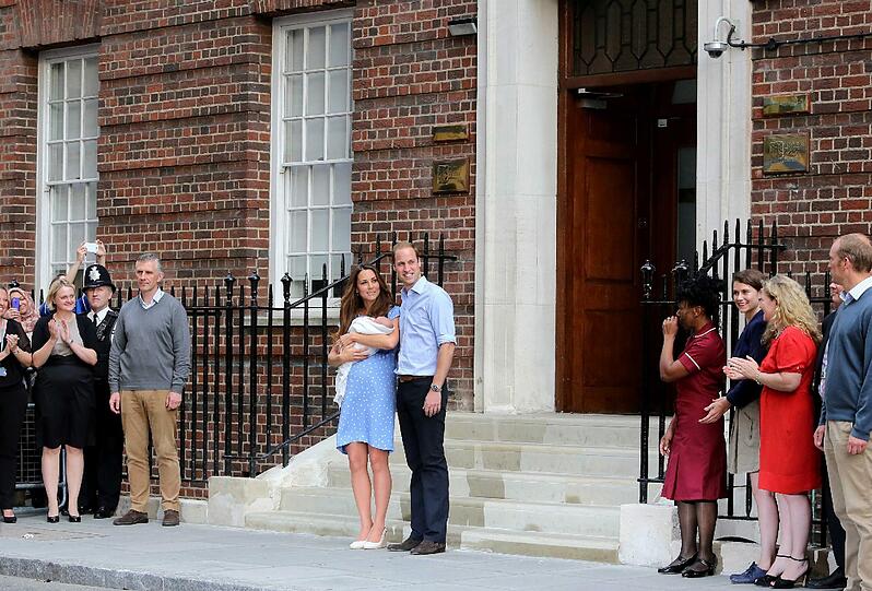 Die junge Familie steht vor dem Lindo Wing des St. Mary's Krankenhauses. Dort war vor 31 Jahren auch Prinz William zur Welt gekommen.