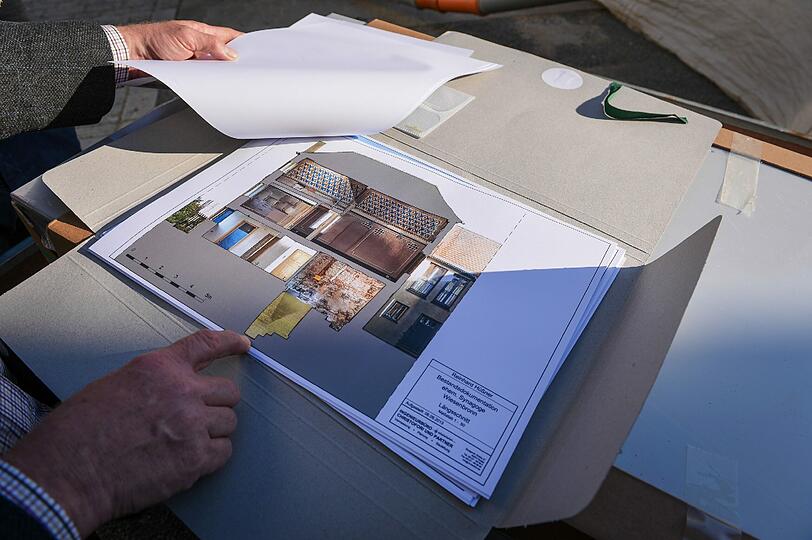 Reinhard Hüßner zeigt vor seiner zum Wohnhaus umgebauten ehemaligen Synagoge computergenerierte Bauquerschnitte.