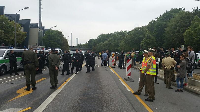 Derby-Stimmung in München: Unter Beobachtung der Polizei versammelten sich die Bayernfans am Vormittag im Tal. Vor dem Grünwalder Stadion kamen die Löwenfans dazu. Rund Tausend Polizisten sind im Einsatz.