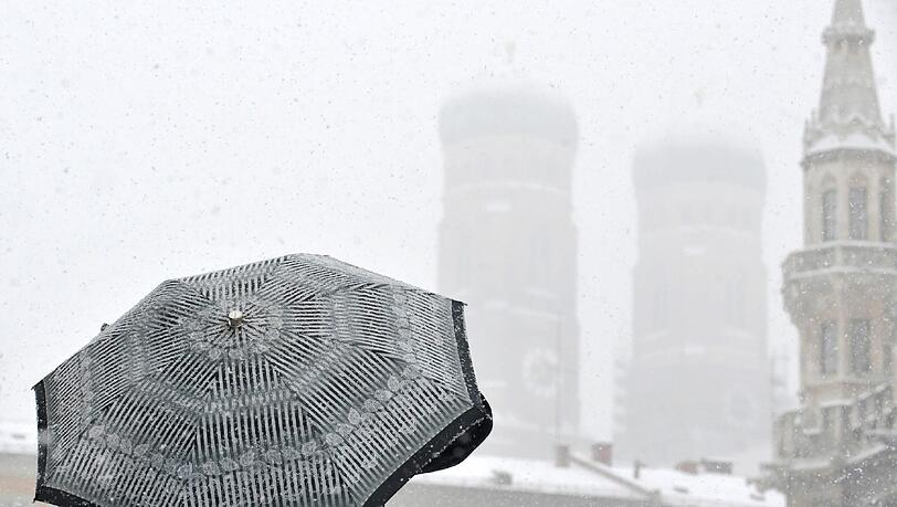 Mal Schnee, mal Regen, einfach ungemütlich: Am Wochenende soll es in München dennoch weiß werden. Mal Schnee, mal Regen, einfach ungemütlich: Am Wochenende soll es in München dennoch weiß werden.