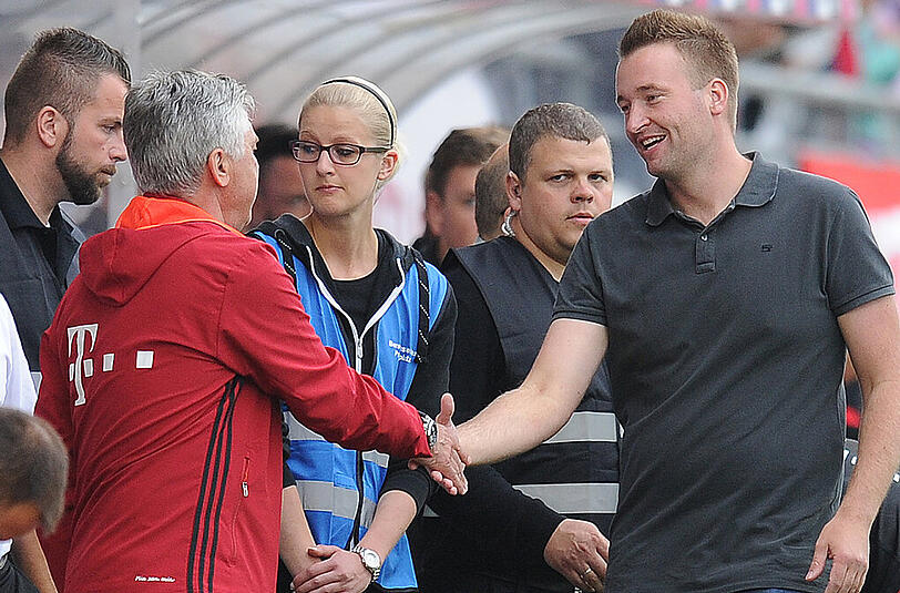 Erst ein Shakehands, dann ein gemeinsames Foto: Bayern-Trainer Carlo Ancelotti (l.) und Lippstadt-Coach Stefan Fröhlich.