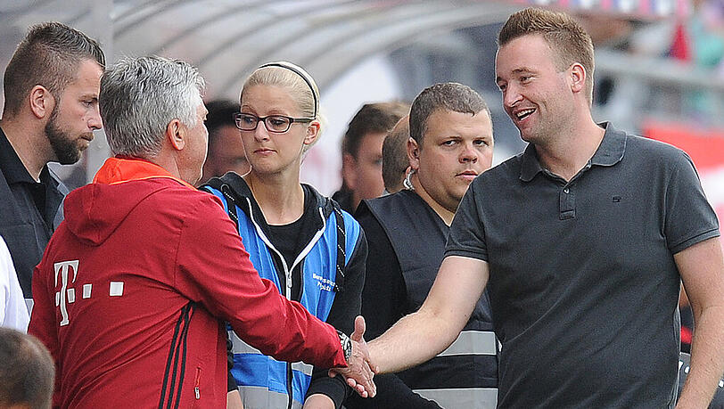 Erst ein Shakehands, dann ein gemeinsames Foto: Bayern-Trainer Carlo Ancelotti (l.) und Lippstadt-Coach Stefan Fröhlich. Erst ein Shakehands, dann ein gemeinsames Foto: Bayern-Trainer Carlo Ancelotti (l.) und Lippstadt-Coach Stefan Fröhlich.
