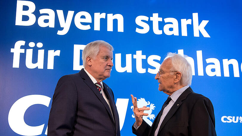 Jetzt ist gut Rat teuer: Der CSU-Vorsitzende und bayerische Ministerpräsident Horst Seehofer (l.) hört seinem Vorvorgänger Edmund Stoiber zu. Jetzt ist gut Rat teuer: Der CSU-Vorsitzende und bayerische Ministerpräsident Horst Seehofer (l.) hört seinem Vorvorgänger Edmund Stoiber zu.
