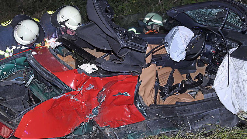 Auf einer Staatsstraße bei Erding kam es zu einem tödlichen Crash zwischen einem Alfa und einem BMW.