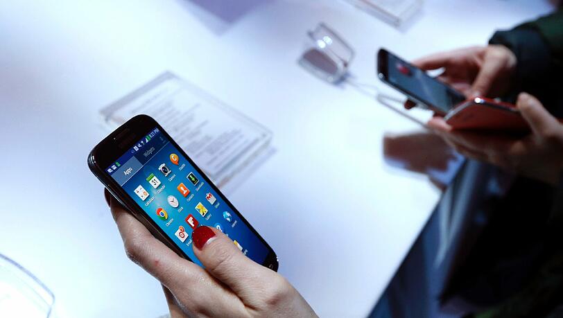 Schöne teure Smartphones: Wenn der Chef dem Arbeitnehmer das Handy kauft, dann lässt sich damit Steuern sparen. Schöne teure Smartphones: Wenn der Chef dem Arbeitnehmer das Handy kauft, dann lässt sich damit Steuern sparen.