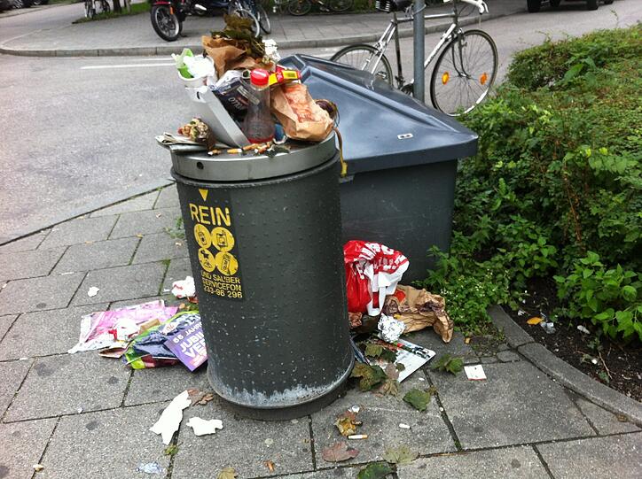Der Mülleimer am Kolumbusplatz am Freitagmmorgen.