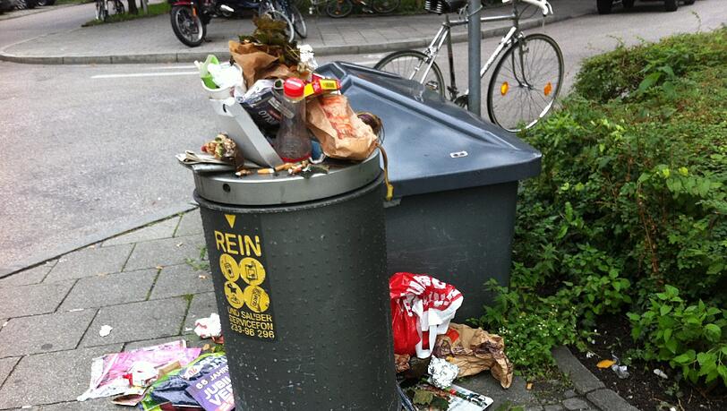 Der Mülleimer am Kolumbusplatz am Freitagmmorgen. Der Mülleimer am Kolumbusplatz am Freitagmmorgen.
