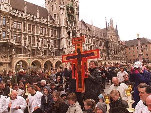Seit 1998 gibt es die Karfreitagsprozession in München. Hier ein Bild von 2001.