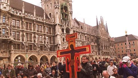 Seit 1998 gibt es die Karfreitagsprozession in München. Hier ein Bild von 2001. Seit 1998 gibt es die Karfreitagsprozession in München. Hier ein Bild von 2001.