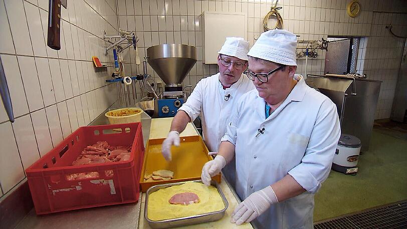 So hat sich Anja (49) die Hofwoche nicht vorgestellt: Sie muss in der Großküche von Bauer Berthold (47) schuften und hundert Schnitzel panieren.