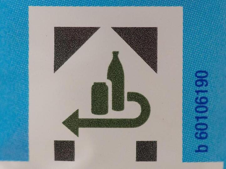 Der Kampf gegen Einweg: Das Pfand-Logo auf einer Plastikflasche.