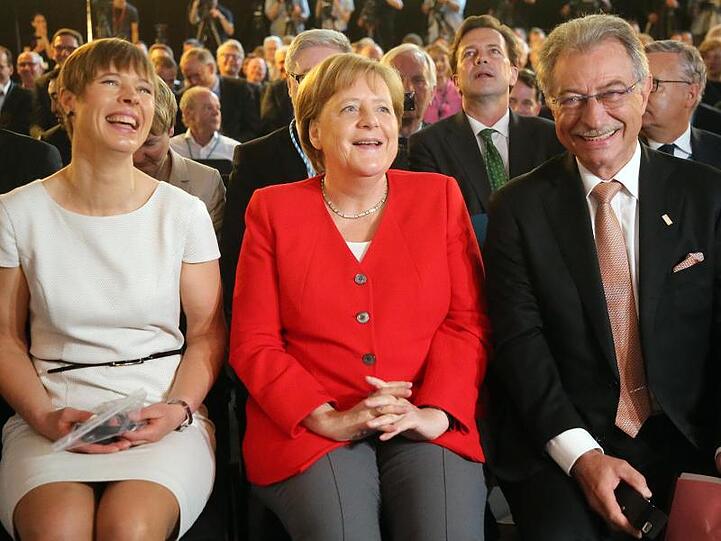 Estlands Präsidentin Kersti Kaljulaid neben Bundeskanzlerin Angela Merkel CDU) und BDI-Präsident Dieter Kempf.