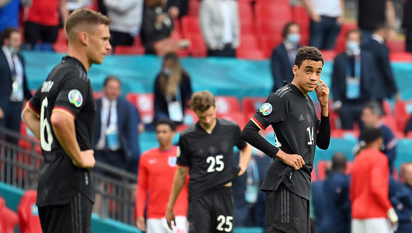 Joshua Kimmich (re.), Thomas Müller und Jamal Musiala sind nach dem EM-Aus enttäuscht.