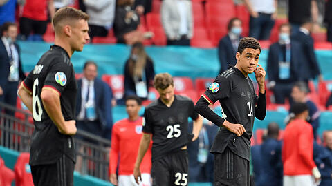 Joshua Kimmich (re.), Thomas Müller und Jamal Musiala sind nach dem EM-Aus enttäuscht.