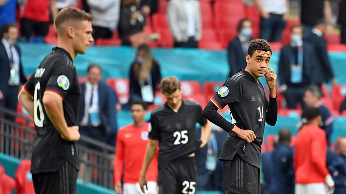 Joshua Kimmich (re.), Thomas Müller und Jamal Musiala sind nach dem EM-Aus enttäuscht.