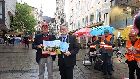 Wolfgang Czisch und Robert Brannekämper an einem Anti-Hochhaus-Stand auf der Rosenstraße.