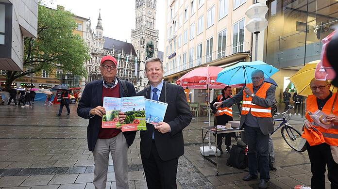 Wolfgang Czisch und Robert Brannekämper an einem Anti-Hochhaus-Stand auf der Rosenstraße.