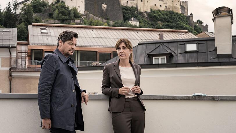 Ulrike C. Tscharre als Staatsanwältin und Fritz Karl als Thomas Meiberger auf Salzburgs Dächern.