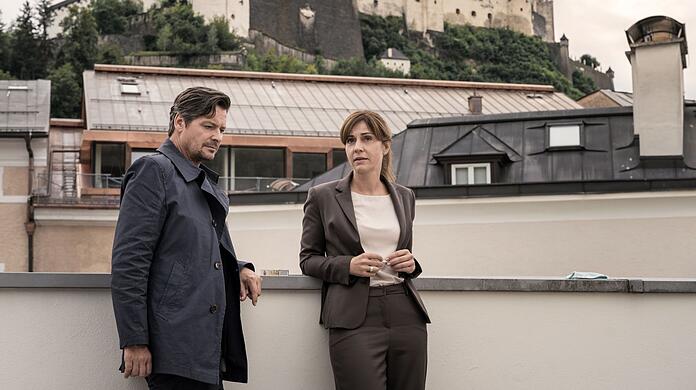 Ulrike C. Tscharre als Staatsanwältin und Fritz Karl als Thomas Meiberger auf Salzburgs Dächern.