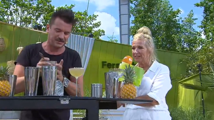 Cocktail-Weltmeister Stefan Haneder stellt sich im "ZDF-Fernsehgarten" den Fragen von Andrea Kiewel.