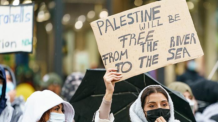 Bei einer propalästinensischen Demonstration in Frankfurt darf die Stadt die umstrittene Parole "From the river to the sea" nicht verbieten.