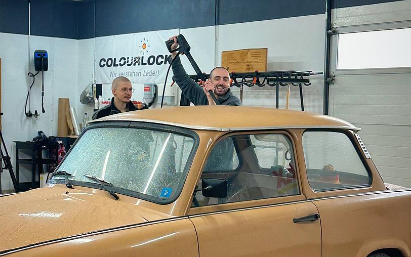 Timur Turga (rechts) soll mit einem Hochdruckreiniger einen Oldtimer wieder zum Glänzen bringen. Timur Turga (rechts) soll mit einem Hochdruckreiniger einen Oldtimer wieder zum Glänzen bringen.