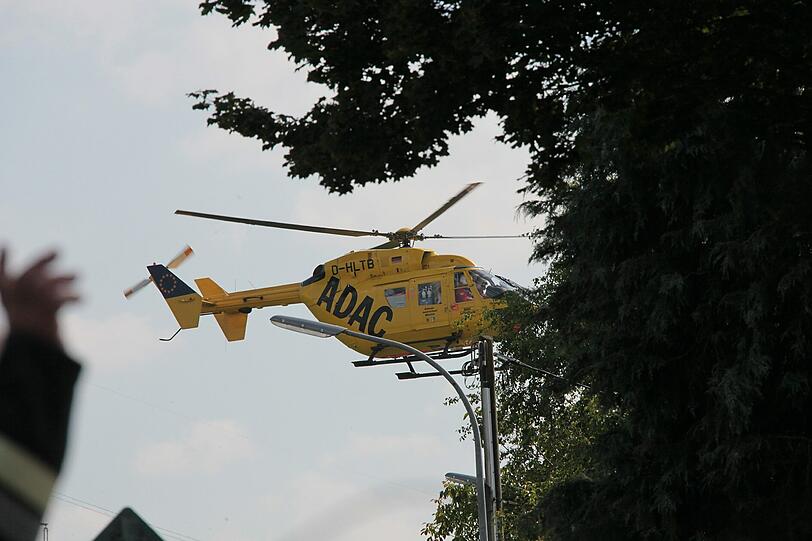 Kawasaiki-Fahrer rauscht durch die Hecke und wird schwer verletzt. Die Bilder.