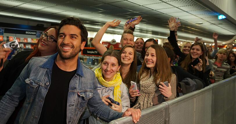 Umjubelt: Elyas M'Barek im Saturn. Unzählige Fans, vor allem Mädels, wollen ein Foto mit ihm.
