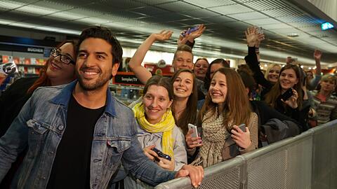 Umjubelt: Elyas M'Barek im Saturn. Unzählige Fans, vor allem Mädels, wollen ein Foto mit ihm.