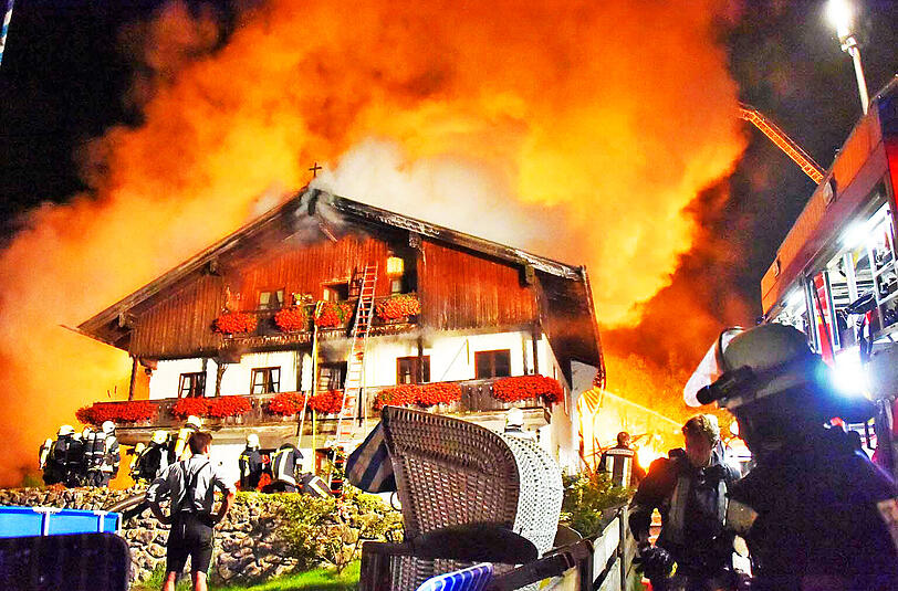 Das Wohnhaus konnte noch gerettet werden. Der Rest des Bauernhofs liegt in Schutt und Asche.