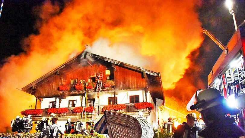 Das Wohnhaus konnte noch gerettet werden. Der Rest des Bauernhofs liegt in Schutt und Asche. Das Wohnhaus konnte noch gerettet werden. Der Rest des Bauernhofs liegt in Schutt und Asche.