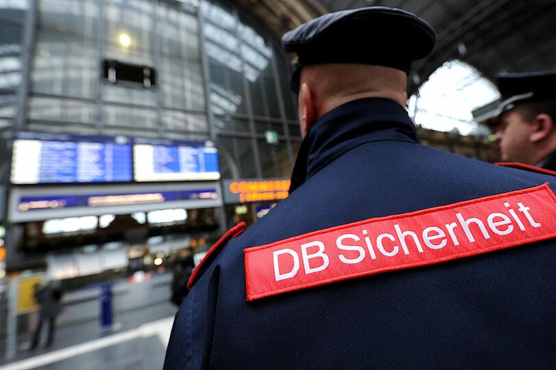 Ein Sicherheitsmitarbeiter der Deutschen Bahn wurde am Sonntagabend von einem Betrunkenen mit einer Bierflasche beworfen.