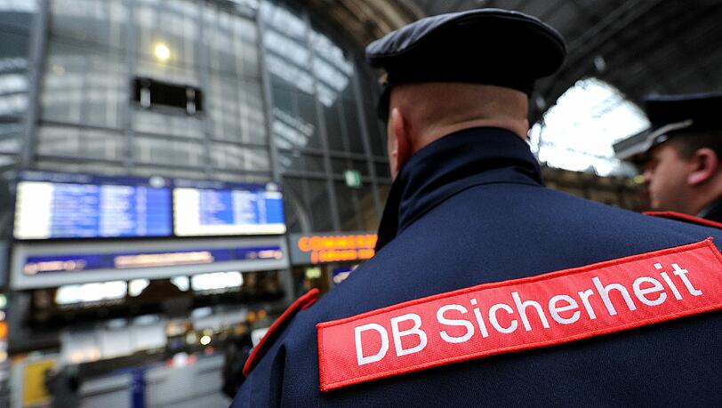 Ein Sicherheitsmitarbeiter der Deutschen Bahn wurde am Sonntagabend von einem Betrunkenen mit einer Bierflasche beworfen. Ein Sicherheitsmitarbeiter der Deutschen Bahn wurde am Sonntagabend von einem Betrunkenen mit einer Bierflasche beworfen.