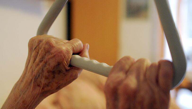 Man sollte sich nicht erst im hohen Alter Gedanken über eine Patientenverfügung udn Vorsorgevollmacht machen (Symbolfoto). Man sollte sich nicht erst im hohen Alter Gedanken über eine Patientenverfügung udn Vorsorgevollmacht machen (Symbolfoto).
