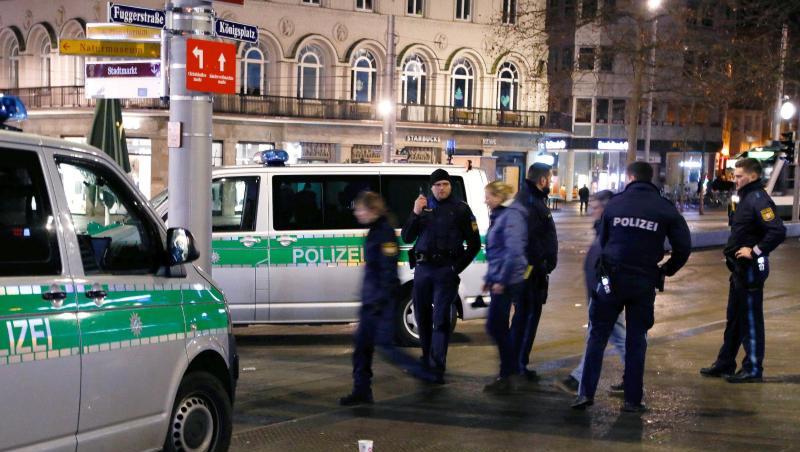 Polizisten stehen in der Nacht am Augsburger Königsplatz am Tatort. Foto: Christoph Bruder/dpa/Archivbild