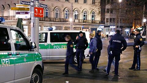 Polizisten stehen in der Nacht am Augsburger Königsplatz am Tatort. Foto: Christoph Bruder/dpa/Archivbild
