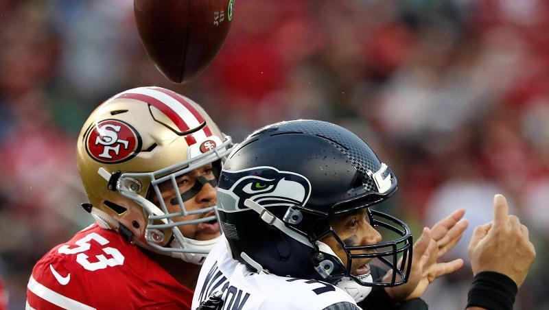 Seattle Seahawks Quarterback Russell Wilson (r) in Aktion gegen San Francisco 49ers Mark Nzeocha. Foto: Tony Avelar/AP/dpa/Archivbild Seattle Seahawks Quarterback Russell Wilson (r) in Aktion gegen San Francisco 49ers Mark Nzeocha. Foto: Tony Avelar/AP/dpa/Archivbild