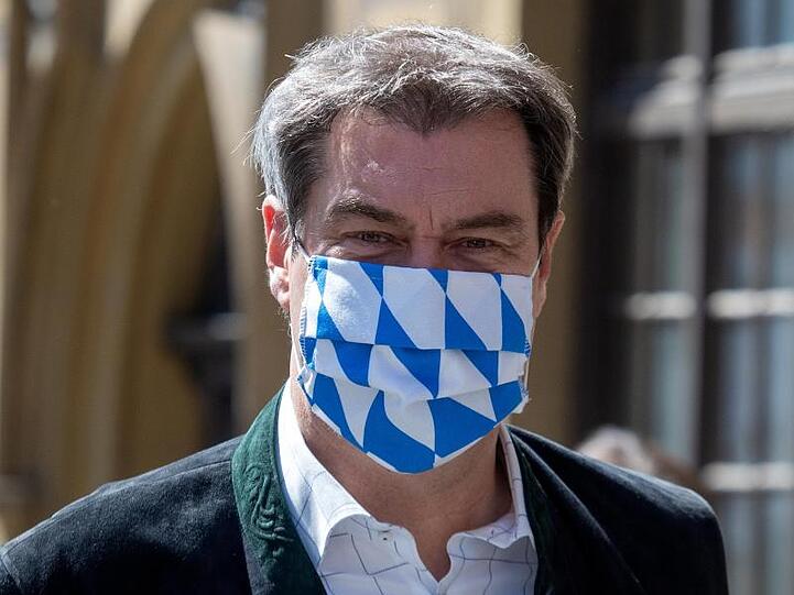 Markus Söder kommt zu einem Corona-Krisentreffen mit seinem baden-württembergischen Amtskollegen Kretschmann.
